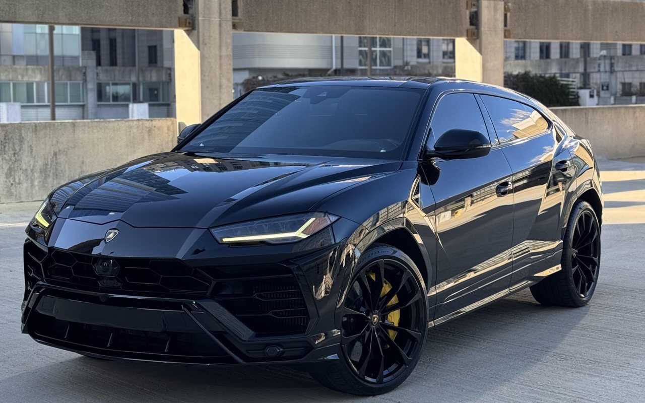 Lamborghini Urus (Black) rental in Chicago, photo of the actual car